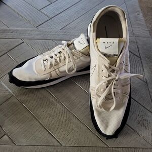 Nike Men’s White and Black Low-Top Retro Running Sneakers